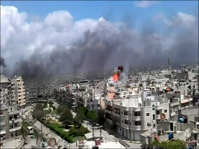 بث ناشطون صورا على الانترنت لقصف القوات النظامية بالهاون والصواريخ على حيّي الخالدية والحميدية في حمص.