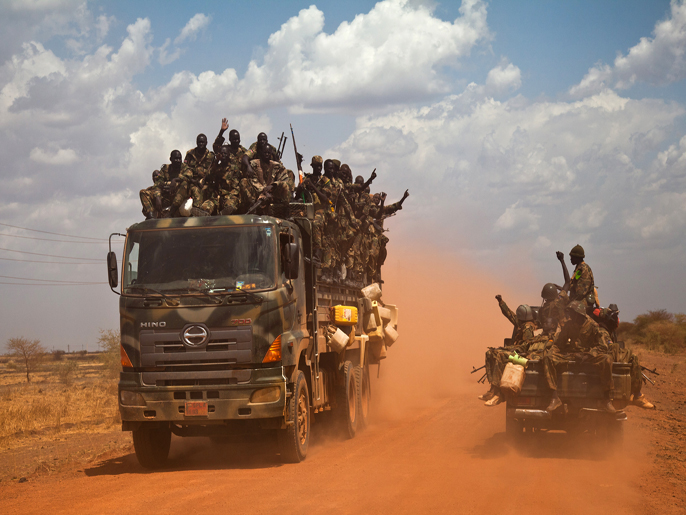 ‪السودانان شرعا في سحب قواتهما من المنطقة الحدودية‬ (الفرنسية- أرشيف)