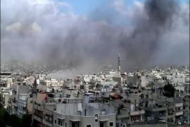 بث ناشطون صورا على الانترنت لقصف القوات النظامية بالهاون والصواريخ على حيّي الخالدية والحميدية في حمص.