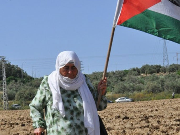 مسنة فلسطينية لم تفت السنين في عزم تشبثها بأرضها (الجزيرة)