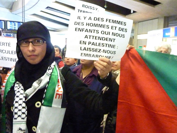 ‪السلطات الإسرائيلية ستوزع رسالة ساخرة من نتنياهو على الناشطين فور وصولهم‬ (الفرنسية)