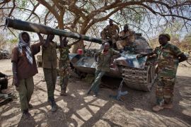 NAI06 - South Kordofan, -, SUDAN : Photo taken on April 6, 2012 shows Sudan People's Liberation Army –North (SPLA-N) soldiers gathered around one of their tanks at Mufalu on the frontlines in South Kordofan, Sudan. Amid heavy artillery bombardments and airstrikes, Sudan described the South's seizure of the contested oil-producing Heglig region from its army as the worst violation of its territory, pulling out of African Union-led talks in protest and edging the closest to all-out war on April 11, 2012. AFP photo/Adrianne OHANESIAN