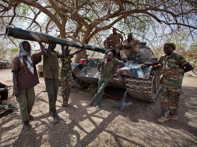NAI06 - South Kordofan, -, SUDAN : Photo taken on April 6, 2012 shows Sudan People's Liberation Army –North (SPLA-N) soldiers gathered around one of their tanks at Mufalu on the frontlines in South Kordofan, Sudan. Amid heavy artillery bombardments and airstrikes, Sudan described the South's seizure of the contested oil-producing Heglig region from its army as the worst violation of its territory, pulling out of African Union-led talks in protest and edging the closest to all-out war on April 11, 2012. AFP photo/Adrianne OHANESIAN
