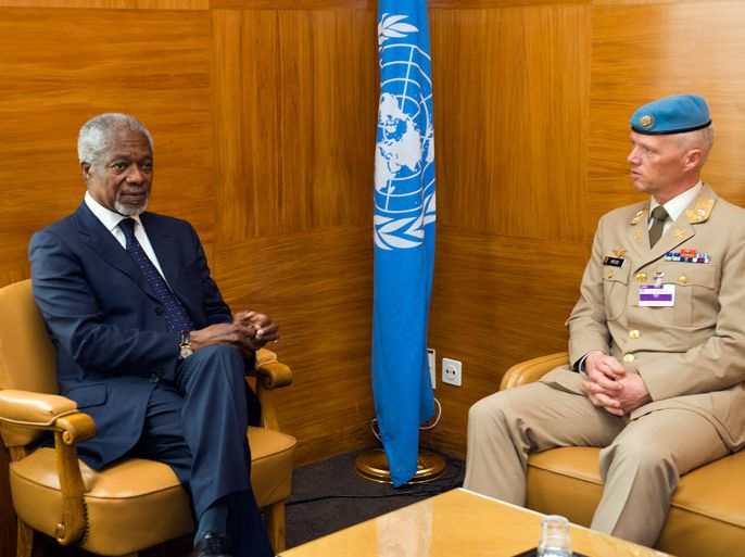 epa03170864 Joint Special Envoy for Syria, Kofi Annan, (L) gestures next to Major-General Robert Mood, of Norway before a meeting at the European headquarters of the United Nations in Geneva, Switzerland, 04 April 2012. Major-General Mood will head the planning team that is expected to arrive in Damascus very soon, to discuss the modalities of the eventual