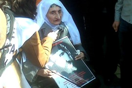 والدة أحد ضحايا الانقلاب على باب المحكمة