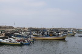 مراكب الصيد تصطف داخل حوض ميناء غزة