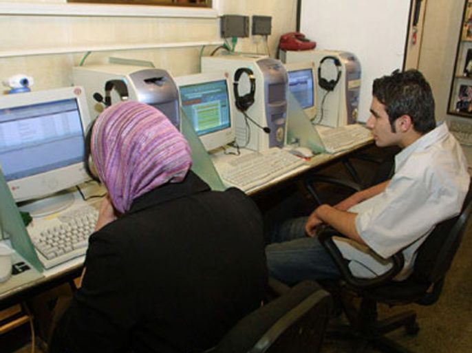 epa/ (files) file picture dated may 2003 of an iranian couple in an internet cafe in teheran. president mohammad khatami promised on monday, 22 september 2003 that he will chat with the youth on internet