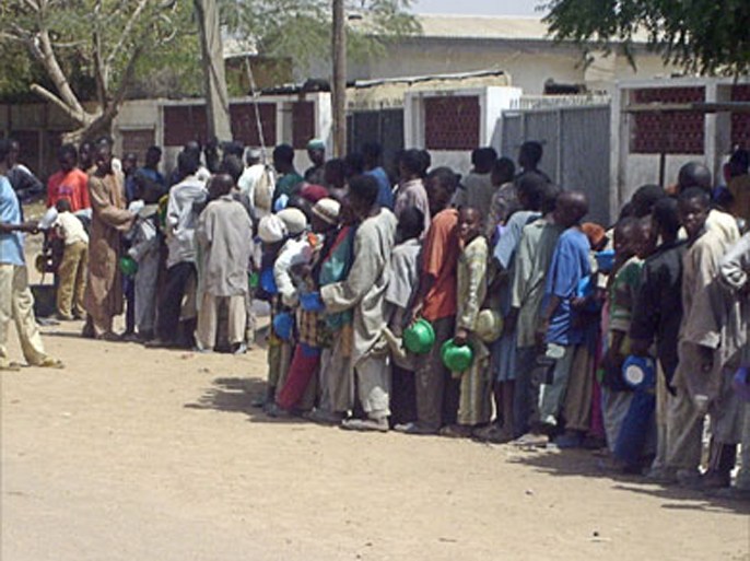 f/a crowd of child beggars queue for food in a rich neighbourhood of northern nigeria's kano city on march 10,2008. kano has witnessed a radical upsurge in the number of child beggars who thrung the city from villages and other parts of the northern region, a factor which has been attributed to poor harvest as a result of short rainfall and locust invasion. (الفرنسية)
