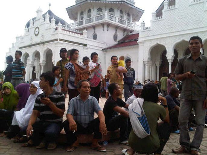 People gather outside the Baiturrahman mosque after an earthquake hit Banda Aceh April 11, 2012. An 8.7 magnitude earthquake struck off Indonesiaon Wednesday, sending residents around the region scurrying from buildings and raising fears of a huge tsunami as in 2004, but authorities said there were no reports suggesting a major threat.Indonesian President Susilo Bambang Yudhoyono said there were no immediate reports of casualties or