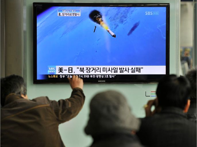 South Korean people watch a TV screen showing a graphic of North Korea's rocket launch, at a train station in Seoul on April 13, 2012. North Korea launched a long-range rocket that appears to have disintegrated soon after blastoff and fallen into the ocean, South Korean and Japanese authorities said. AFP PHOTO/JUNG YEON-JE