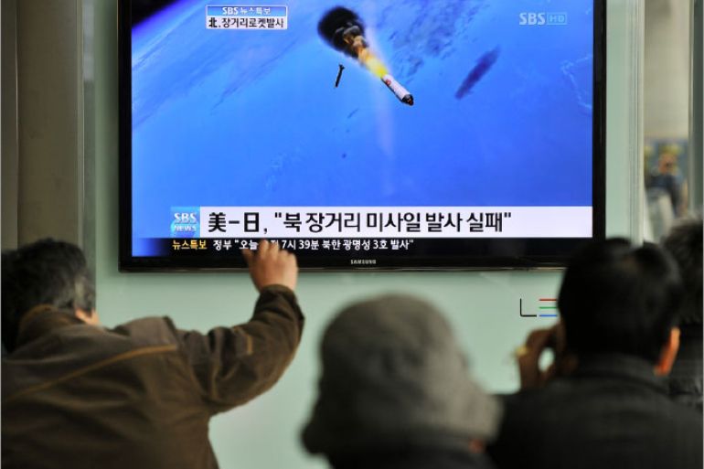 South Korean people watch a TV screen showing a graphic of North Korea's rocket launch, at a train station in Seoul on April 13, 2012. North Korea launched a long-range rocket that appears to have disintegrated soon after blastoff and fallen into the ocean, South Korean and Japanese authorities said. AFP PHOTO/JUNG YEON-JE