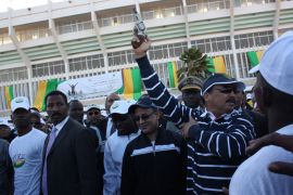 من الرئيس الموريتاني يطلق رصاصة إيذانا بانطلاقة السباق