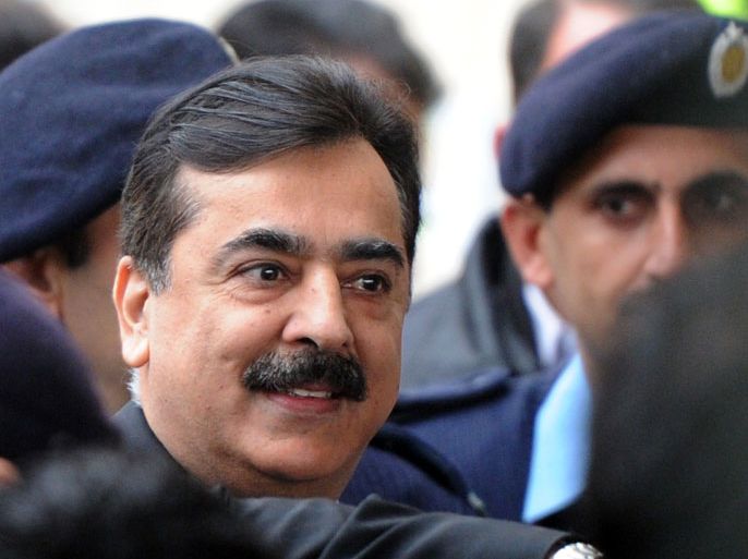 (FILES) This file photo taken on February 13, 2012 shows Pakistani Prime Minister Yousuf Raza Gilani (C) arriving at the Supreme Court in Islamabad. Yousuf Raza Gilani stands before Pakistan's highest court on April 26, 2012 to hear the verdict in a contempt of court case that could see him thrown out of office and jailed. AFP PHOTO / FILES / AAMIR QURESHI