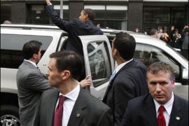 r/secret service agents surround us democratic presidential nominee senator barack obama (d-il) as steps out of his vehicle to wave to the crowd in roanoke, virginia october 17, 2008. (رويترز)