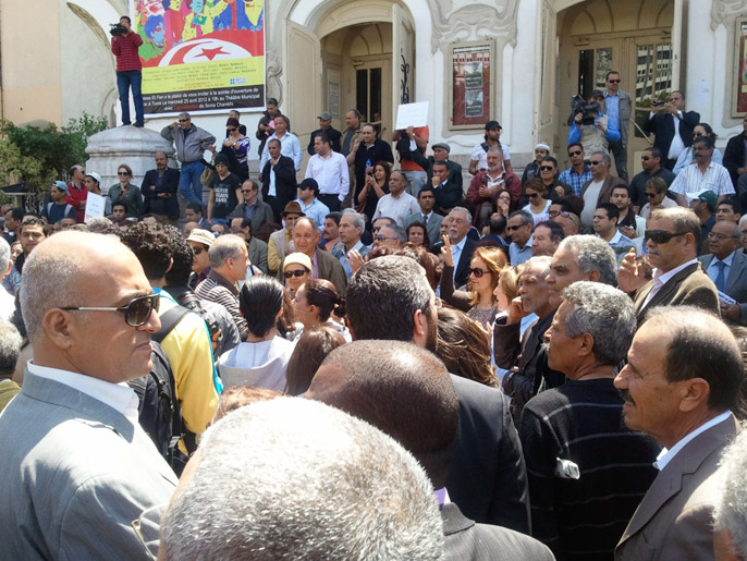 العديد من الوقفات الاحتجاجية أصبحت تنظم أمام المسرح البلدي بعد الثورة (الجزيرة)