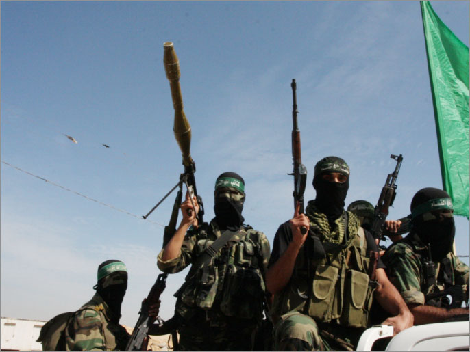 مقاومون من كتائب القسام في عرض عسكري سابق في غزة(الجزيرة)