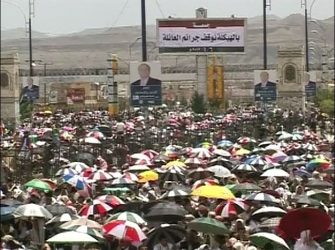 توافد مئات الآلاف من أنصار الثورة اليمنية في أكثر من ثلاثين ساحة للتغيير والحرية في عموم اليمن في جمعة أطلقوا عليها اسمَ (بالهيكلة نوقف جرائم العائلة).