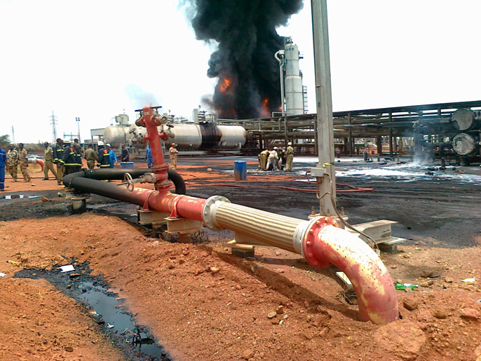 ‪السودان أعلن أنه سيطالب جنوب السودان بالأضرار في المنشآت النفطية بهجليج‬ (الجزيرة)