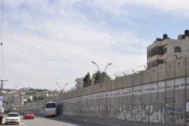 الجدار العنصري الذي فصل أحياء القدس وإستاد فيصل الحسيني عن الفرق المقدسية