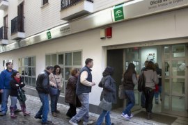 epa03129401 People stand in line to enter an employment agency in Seville, Spain on 02 March 2012.The number of people claiming unemployment benefit in Spain rose by 112,269 in January, taking the overall figure to 4.7 million.Spain's unemployment rate stands at 22.9%, the highest in the 17-nation eurozone. EPA/Juan Ferreras