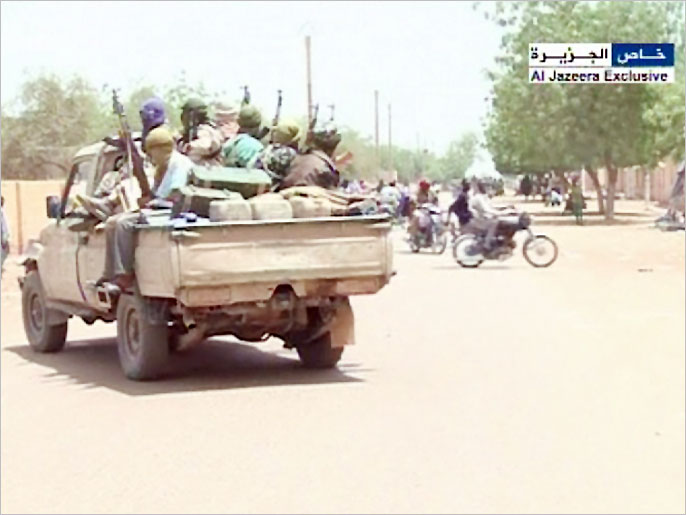 المتمردون يحكمون قبضتهم على ثلاث مدن بشمال مالي