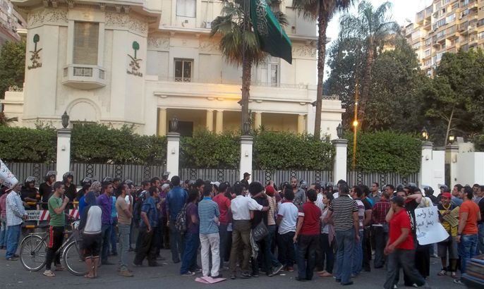 احتجاج لليوم الثاني أمام السفارة السعودية بالقاهرة على اعتقال الناشط المصري أحمد الجيزاوي