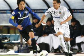 Japan's Gamba Osaka midfielder Yasuhito Endo (L) and Uzbekistan's Bunyodkor midfielder Lutfulla Turaev (L) chase the ball during the second half of the Asia Champions League in Osaka on April 3, 2012. Gamba defeated Bunyodkor 3-1. AFP PHOTO / JIJI PRESS JAPAN OUT