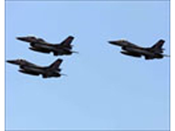 fp : us made f16 airplanes overfly capitan manuel rios aerospace base in el sombrero, guarico state, venezuela on december 10, 2008 during the celebrations of the aviation (الفرنسية
