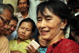 Myanmar opposition leader Aung San Suu Kyi is surrounded by supporters and journalists as she visits a polling station in the constituency where she stands as a candidate in Kawhmu on April 1, 2012. Voting began in Myanmar elections seen as a test of the government's budding reforms, with opposition leader Aung San Suu Kyi standing for a seat in parliament for the first time. AFP