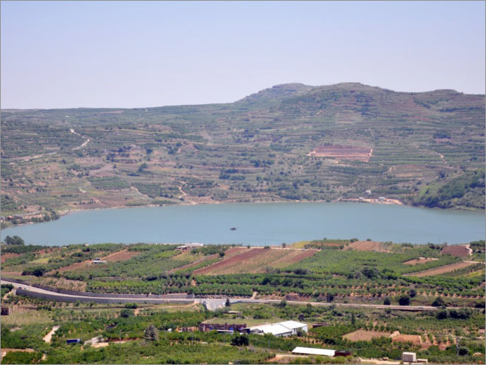 ‪بركة رام أكبر خزان مياه للمزارعين السوريين بالجولان دأبت إسرائيل على سرقة مياهها‬ (الجزيرة)