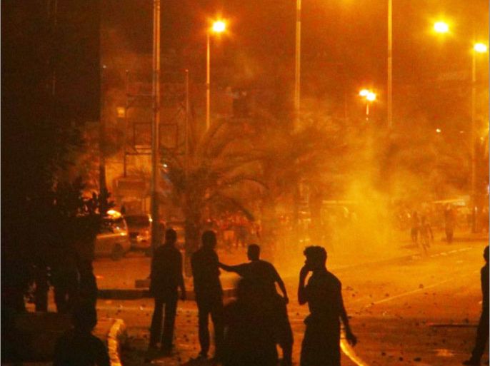 جانب من الاشتباكات مساء أمس بين انصار الثورة والحراك(الجزيرة نت)2.jpg