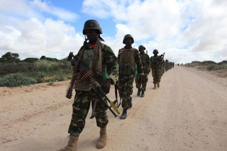 جنود من قوات الاتحاد الإفريقي في طريقهم اليوم إلى منطقة القتال بالقرب من حي داينيلي