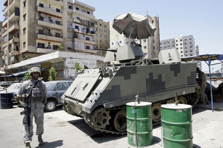 BEI384 - Tripoli, -, LEBANON : A Lebanese soldier takes position in Tripoli's Sunni neighbourhood of Bab al-Tabbaneh on May 17, 2012. Fresh sectarian clashes erupted between pro- and anti-Syrian districts in the north Lebanon port city of Tripoli
