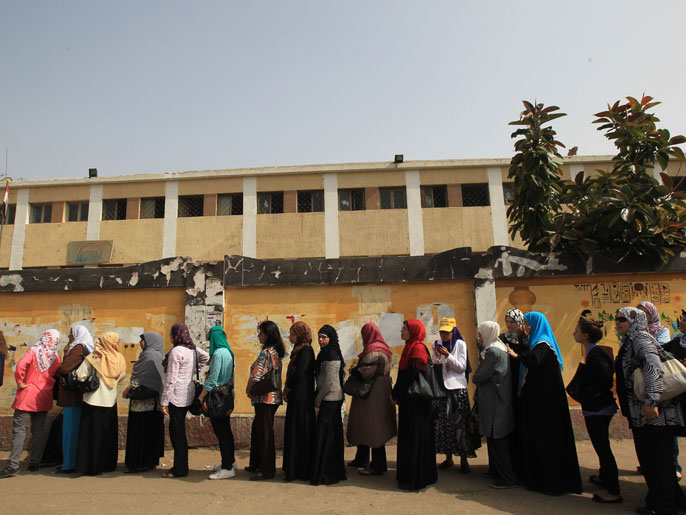 Cairo, -, EGYPT : Egyptians wait in a queue outside a polling station in Cairo on May 23, 2012 during the country's first presidential election since a popular uprising toppled Hosni Mubarak. Egyptians vote in historic presidential elections contested by Islamists and secularists promising different futures for the country after the overthrow of veteran dictator Hosni Mubarak. AFP PHOTO/MAHMUD HAMS