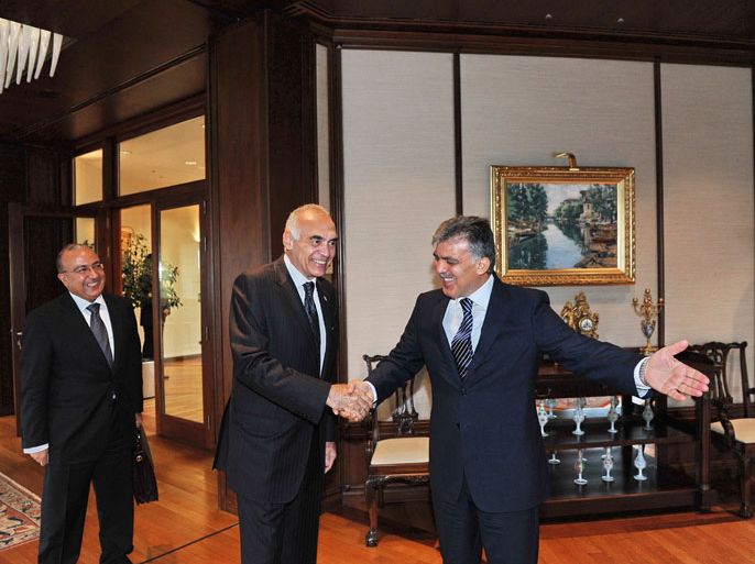 epa02862256 Egyptian Foreign Minister Mohamed Kamel (L) meets with Turkish Prime Minister Recep Tayyip Erdogan in Ankara, Turkey, 10 August 2011. Kamel is in Turkey for talks on the regional situation and on cooperation. EPA/VOLKAN FURUNCU/POOL
