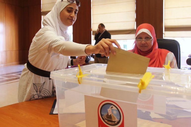 An Egyptian expatriate living in Jordan casts her ballot at a polling station at the Egyptian embassy in Amman May 11, 2012, during an early voting ahead of Egypt's presidential election. Egyptians are due to vote on May 23 and 24 in the first round of the election that is expected to go to a June run-off between the top two candidates from the field of 13. REUTERS/Ali Jarekji (JORDAN - Tags: POLITICS ELECTIONS)