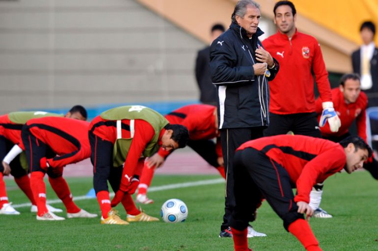 epa01575287 Egyptian soccer club Al Ahly coach Manuel Jose (C) from Portuga,l looks at his players stretching during a training session for the FIFA Club World Cup 2008 in Tokyo, Japan, 12 December 2008. African Champions Al Ahly will play on 13 December against Mexican club Pachuca C.F. EPA