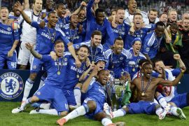Players of Chelsea celebrate with the UEFA Champions League trophy after their final soccer match against Bayern Munich at the Allianz Arena in Munich, May 19, 2012. REUTERS/Dylan Martinez (GERMANY - Tags: SPORT SOCCER)
