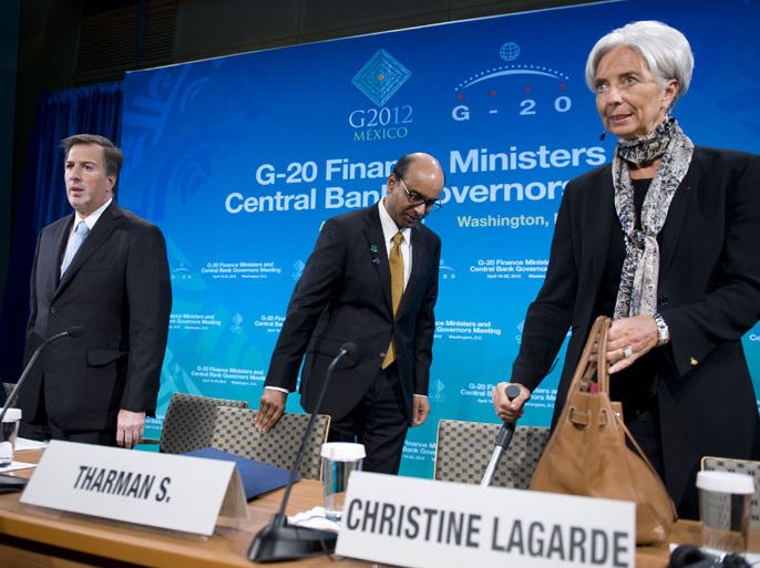 epa03190343 IMF managing Director Christine Lagarde (R), IMFC Chairman Tharman Shanmugaratnam (C) and Mexican Finance Minister and G20 Chairman Jose Antonio Meade (L) take their seats at the G20 Finance Ministers and Central Bank Governors meeting press conference the during the 2012 Spring Meetings at the World Bank Headquarters in Washington, DC USA, 20 April 2012. The 2012 IMF WB Spring Meetings run through Sunday 22 April 2012. EPA/SHAWN THEW