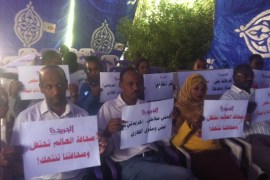 3 صحفيون يرفعون لافتات بعدم مصادرة جريدة الجريدة