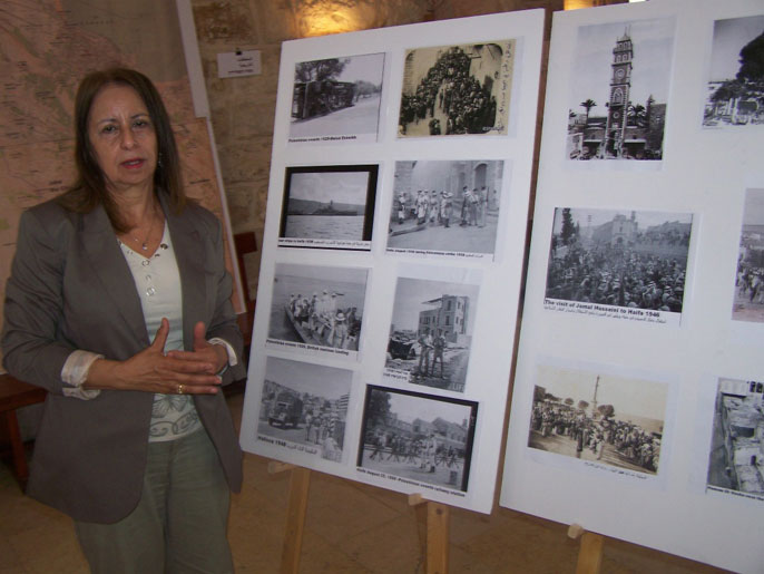 ‪سعاد نصر: المعرض يهدف إلى إرجاع حيفا القديمة إلى الأذهان‬ (الجزيرة نت)