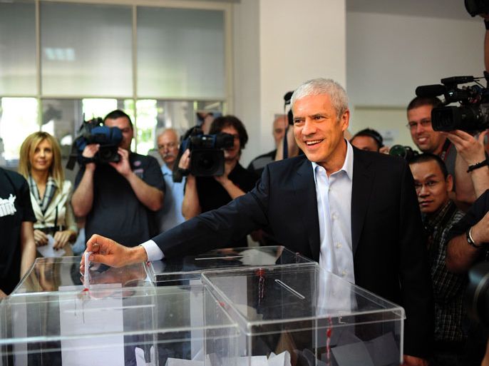 SERBIA : Serbian incumbent President Boris Tadic and leader of the Democratic Party (DS) casts his ballot at a polling station in Belgrade on May 6, 2012. Serbians voted Sunday for a new president and parliament after a campaign dominated by economic issues, pitting pro-European President Boris Tadic against conservative populist Tomislav Nikolic. AFP