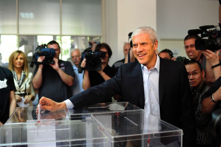 SERBIA : Serbian incumbent President Boris Tadic and leader of the Democratic Party (DS) casts his ballot at a polling station in Belgrade on May 6, 2012. Serbians voted Sunday for a new president and parliament after a campaign dominated by economic issues, pitting pro-European President Boris Tadic against conservative populist Tomislav Nikolic. AFP