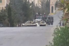 الدبابات والتعزيزات العسكرية وهي تجتاز مدخل مدينة يبرود شمال شرق العاصمة دمشق