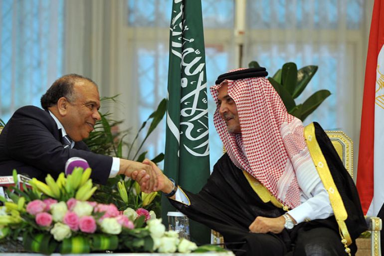 Saudi Foreign Minister Prince Saud al-Faisal (R) shakes hands with Egypt's parliament speaker Saad al-Katatni (L) during their meeting in Riyadh on May 03, 2012. AFP PHOTO/FAYEZ NURELDINE