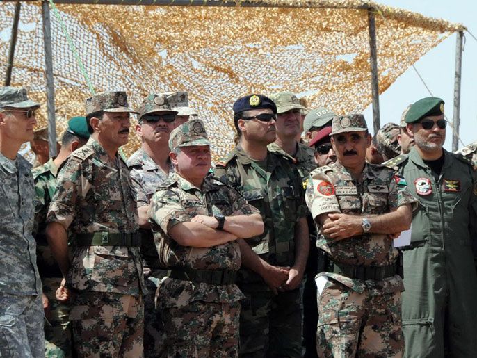 العاهل الاردني يتابع التمرينات ويستمع لشرح قادة عسكريين - سوريا الحاضر الغائب بمناورات الاسد المتاهب - محمد النجار – الصحراء الجنوبية للاردن