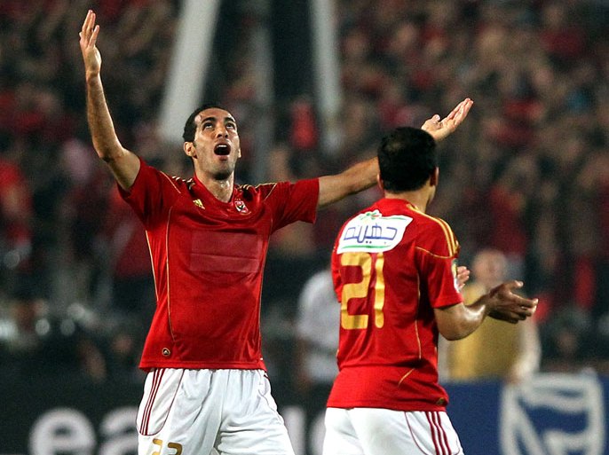 epa02919953 Al-Ahly player Mohamed Abou Trika (L) celebrates after scoring a goal against Tunisia's Esperance Taragy During the Second leg of their African Champions League (CAF) semifinal soccer match at Cairo stadium in Cairo,Egypt, 16 September 2011 EPA/KHALED ELFIQI