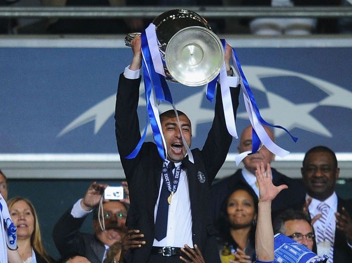 MUNICH, GERMANY - MAY 19: Roberto Di Matteo interim manager of Chelsea lifts the trophy in celebration after their victory in the UEFA Champions League Final between FC Bayern Muenchen and Chelsea at the Fussball Arena München on May 19, 2012 in Munich, Germany. (Photo by Mike Hewitt/Getty Images)