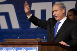 ISRAEL : Israeli Prime Minister Benjamin Netanyahu waves upon arrival to deliver a speech during a meeting of his Likud party in Tel Aviv on May 6, 2012. Netanyahu called for early elections, suggesting he would seek a September vote instead of waiting until the scheduled October 2013 date. AFP PHOTO / JACK GUEZ