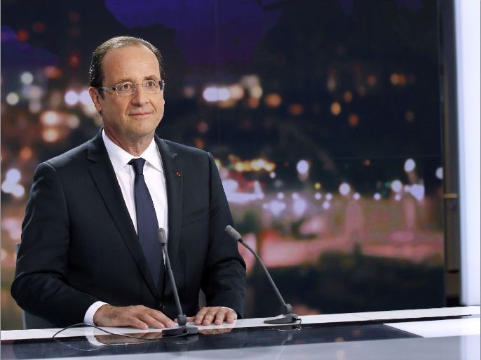 French president Francois Hollande poses on a set of French TV France 2, on May 29, 2012 in Paris, prior to take part in broadcast interview. AFP PHOTO POOL THOMAS SAMSON